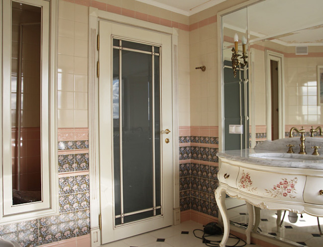 Двери для ванной со стеклом