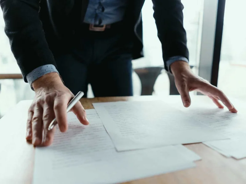 Установка двери на лестничной площадке — по закону и для комфорта