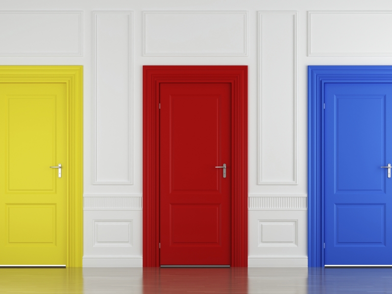 Дизайнерский акцент в вашем интерьере – разноцветные межкомнатные двери