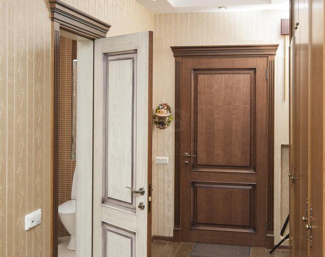 Дверь шпонированная белым и коричневым цветом