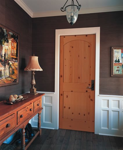Деревянная дверь с белым плинтусом и наличником