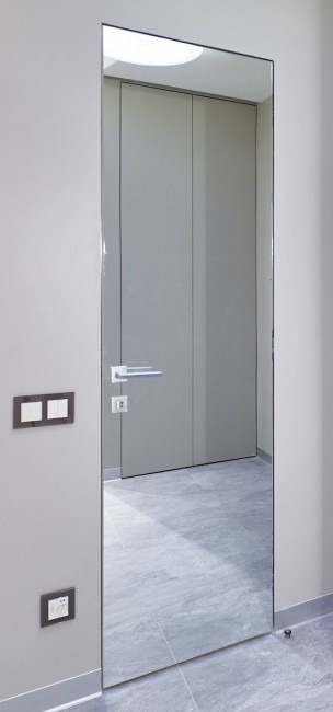 Фото -   Скрытая дверь "1M INVISIBLE", с AL-кромкой c 4-х сторон, зеркало снаружи   | фото в интерьере